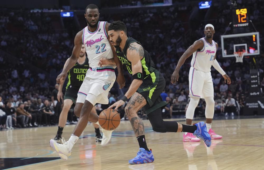 频频犯规 频频犯规